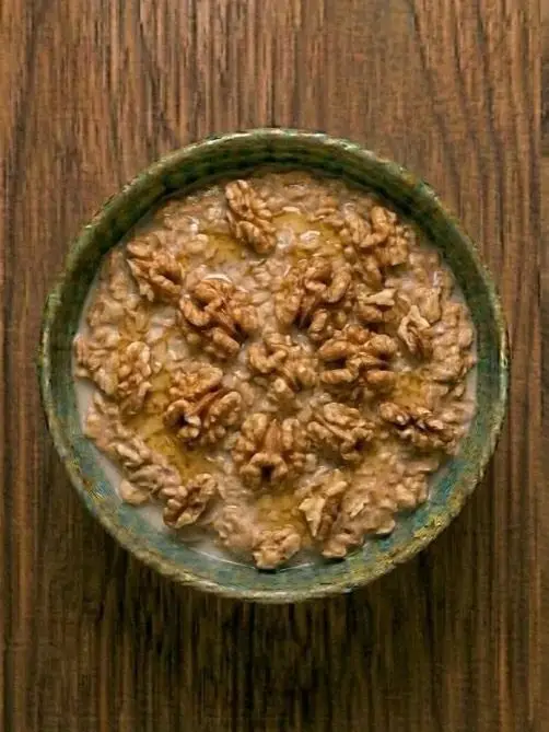 Porridge de avena con miel y nueces con leche de avena