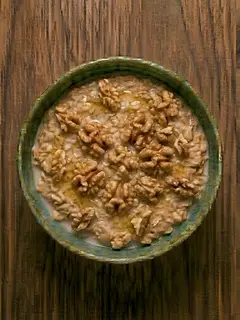 Porridge de avena con miel y nueces con leche de avena