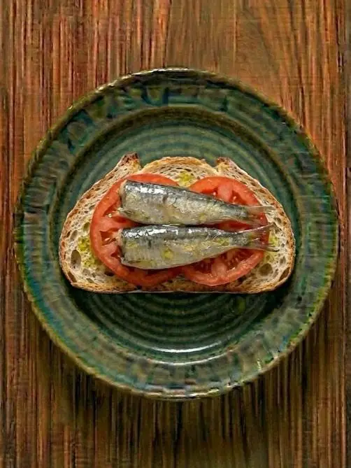 Sardinas en pan con tomate