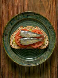 Sardinas en pan con tomate