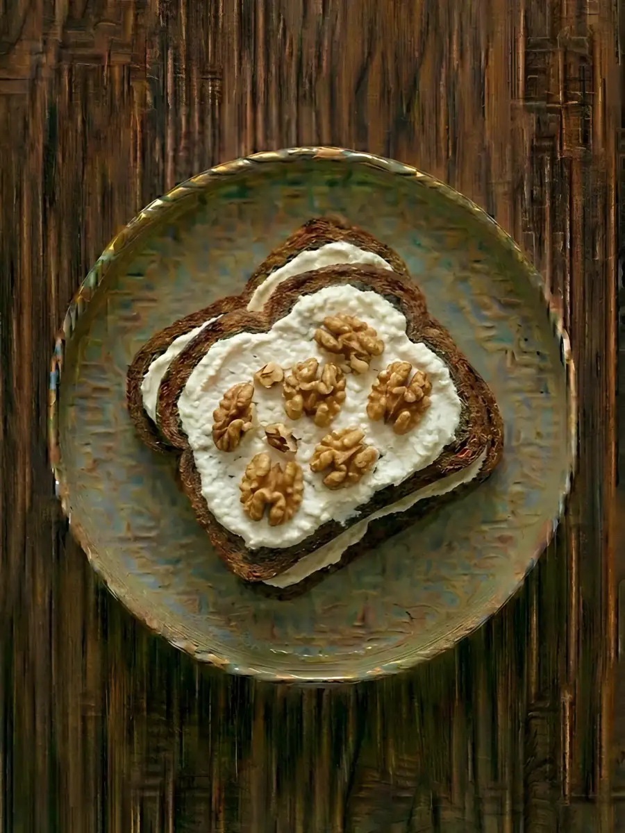 Foto de Tostada de centeno con requesón y nueces