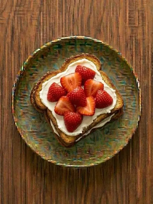 Tostada de pan brioche con queso crema y fresas
