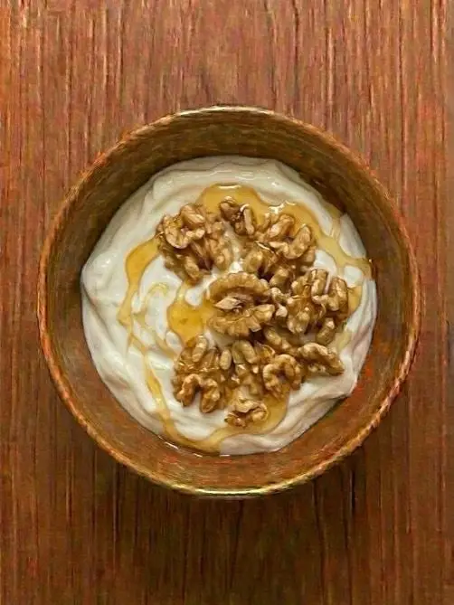 Yogur natural con nueces y miel