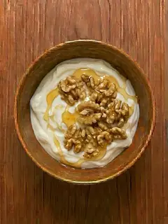 Yogur natural con nueces y miel