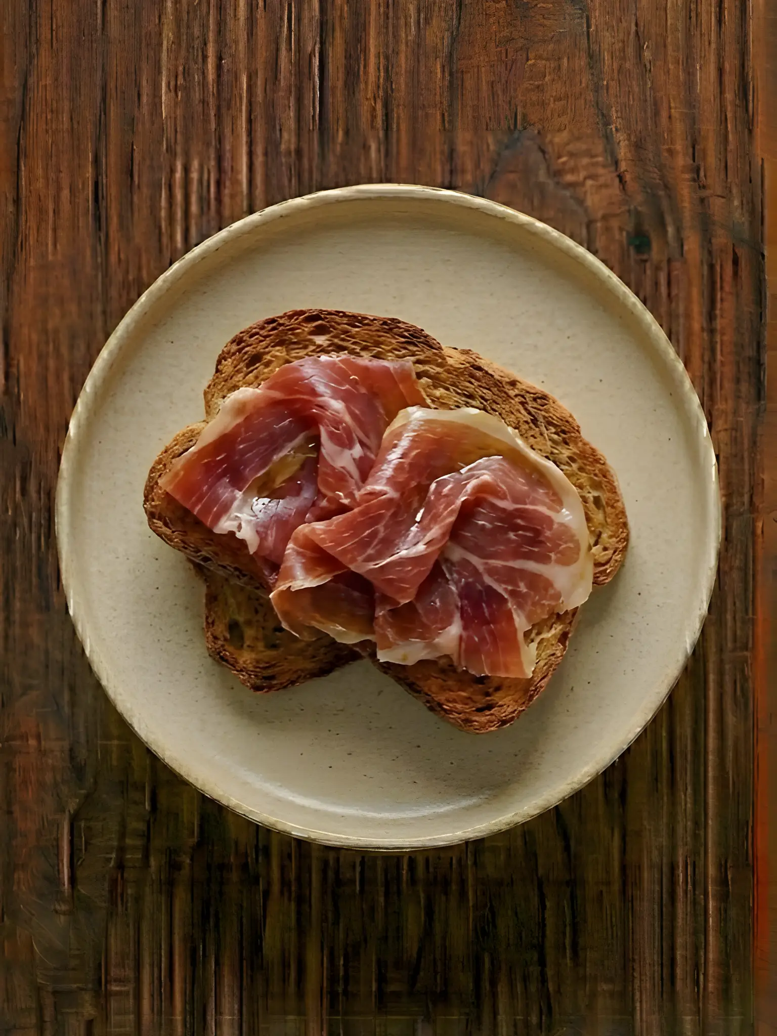 Tostada de biscotes con jamón serrano y aceite