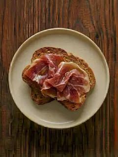 Tostada de biscotes con jamón serrano y aceite
