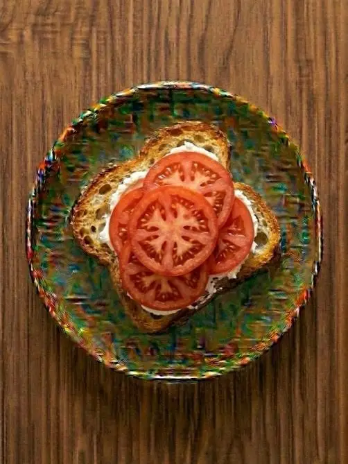 Tostada de pan de cristal con queso crema y tomate