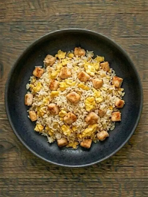 Arroz frito con pollo y huevo