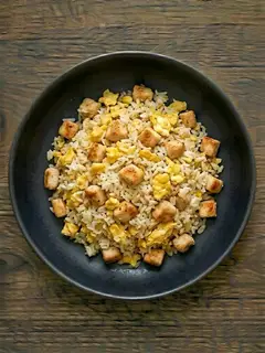 Arroz frito con pollo y huevo