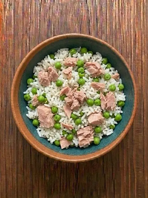 Arroz con atún y guisantes