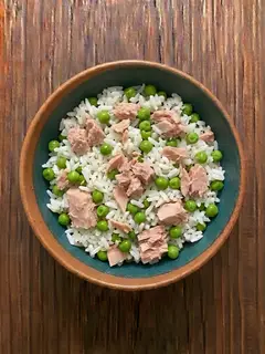 Arroz con atún y guisantes