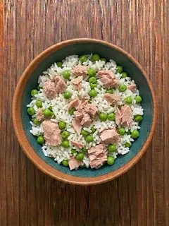 Arroz con atún y guisantes