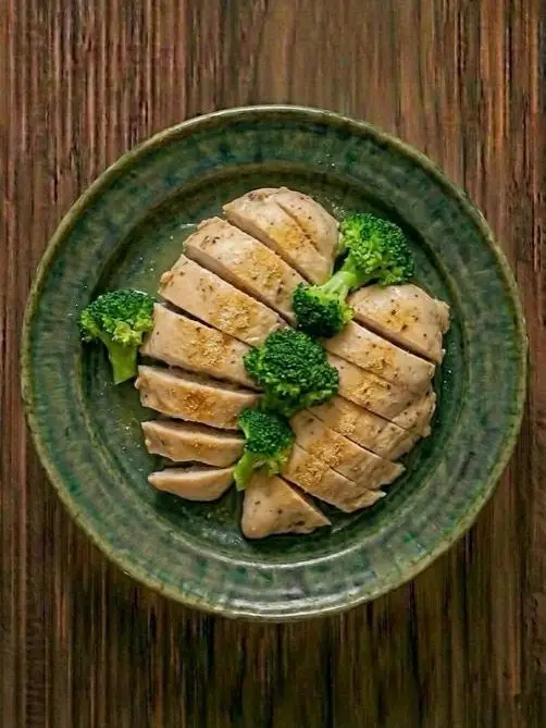 Pechuga de pollo con verduras al microondas