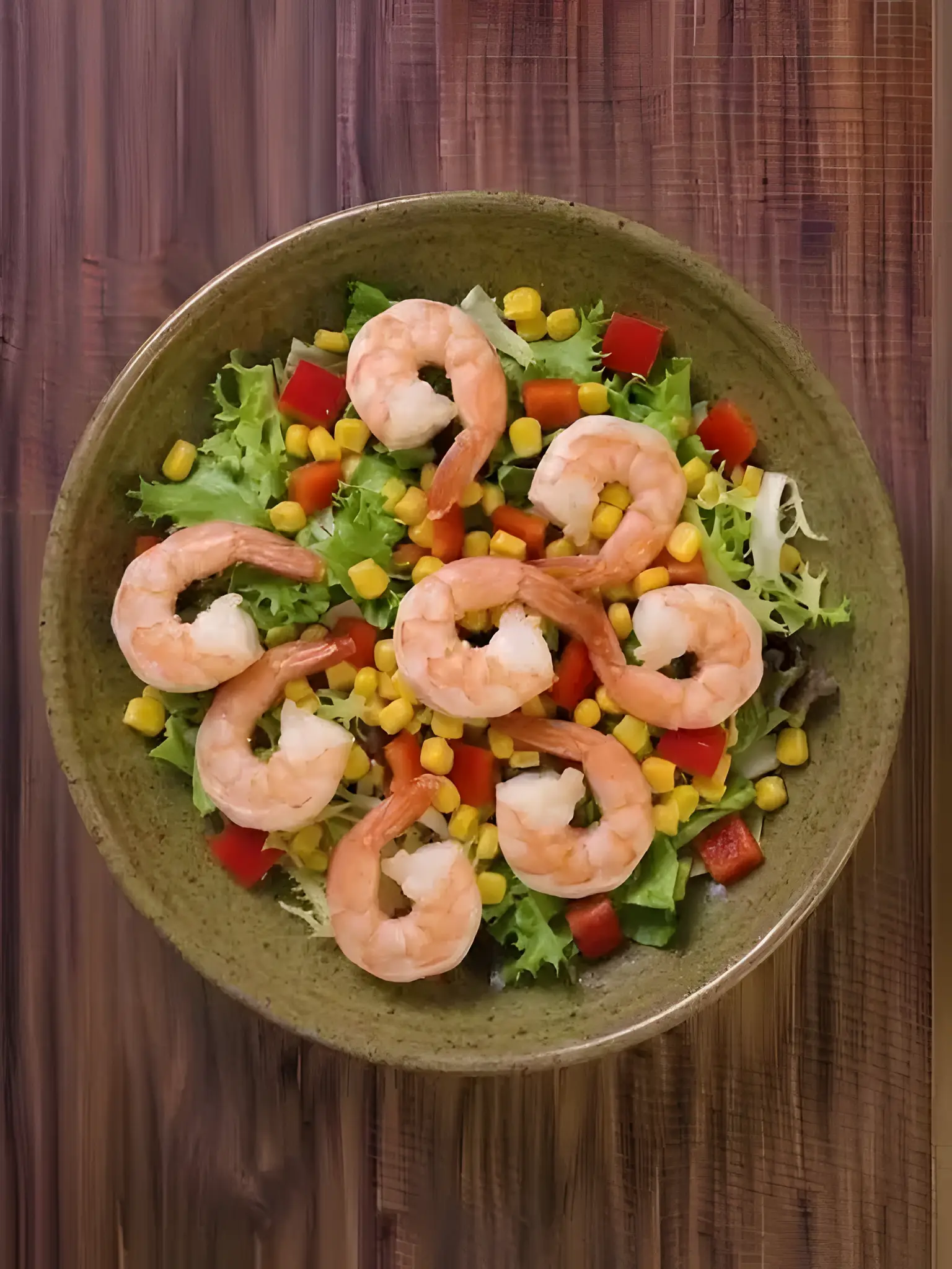 Ensalada de langostinos con pimiento y maíz