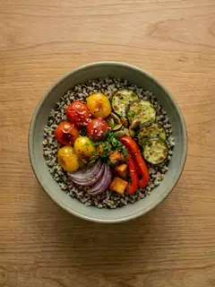Bowl de Quinoa con Verduras Asadas