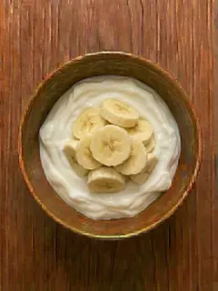 Yogur natural con plátano