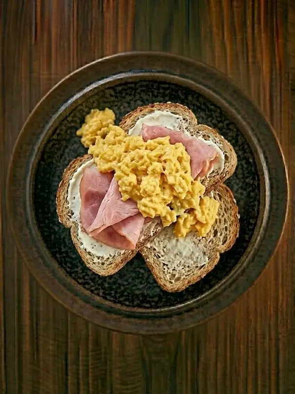 Tostada de queso, revuelto y jamón
