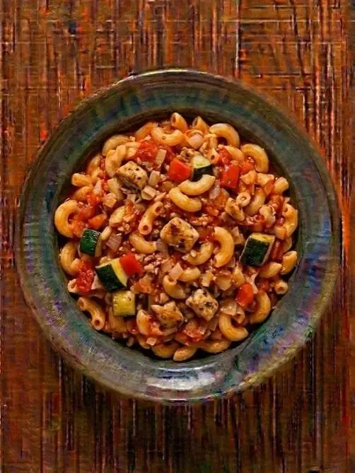 Macarrones con pollo y verduras salteadas